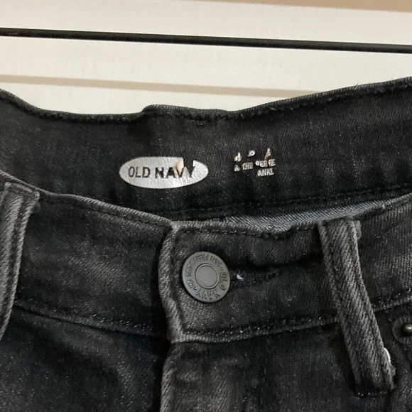 Old Navy Black Skinny Jeans with Distressed Knee - Picture 2 of 8